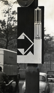 500331 Afbeelding van een speciaal richtingsbord voor de route naar de Domtoren (Domplein) te Utrecht.